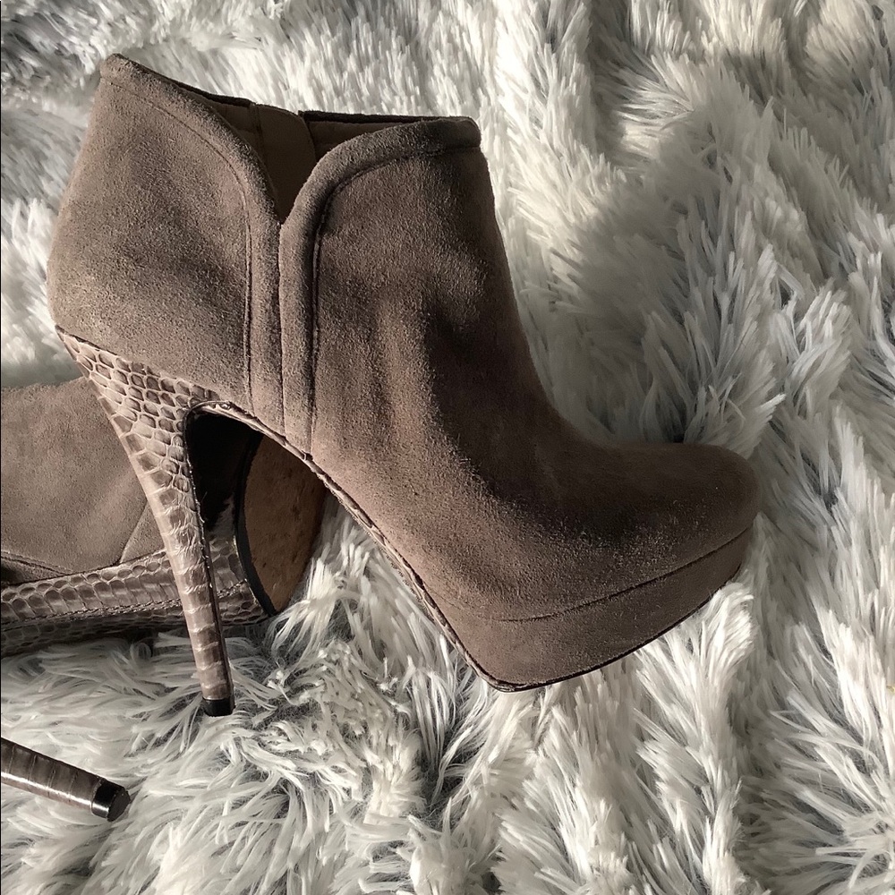 Michael Kors “Chelsea” Grey Suede Booties - size 7